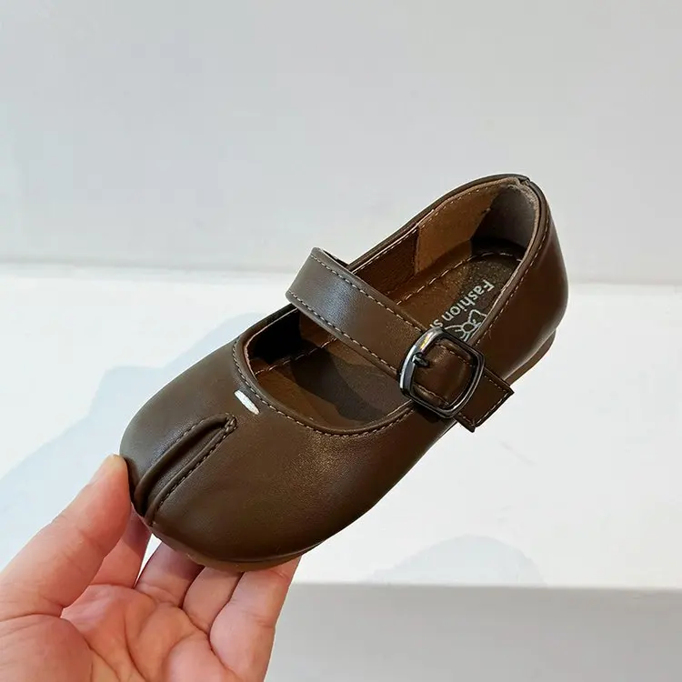 Scarpe in pelle per bambini moda semplice scarpe basse per bambini causale Versatile tinta unita ragazze stile coreano Mary Janes punta tonda