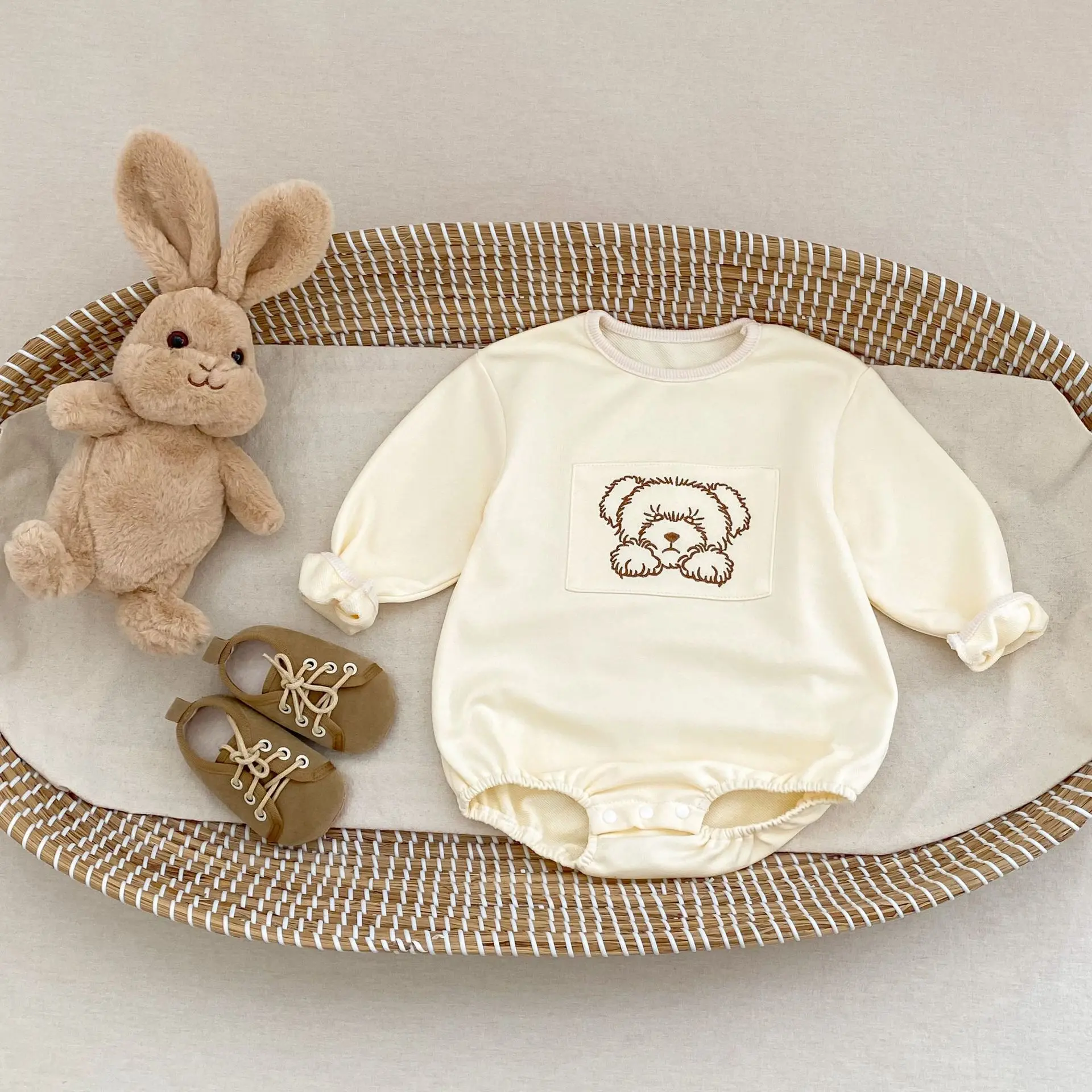 

2025 Fall Baby Romper with Bear Embroidery Long Sleeve Round Neck Infant Jumpsuit for Newborn 0-24 Months Unisex Cute Bodysuit