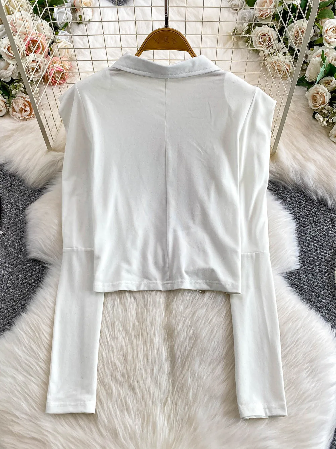 Elegancki top z poduszkami na ramionach, kołnierzem i zamkiem błyskawicznym dla kobiet, modny design, styl spicy girl, modny top na jesień 2025.