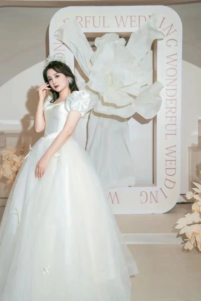 Vrouwen Licht Luxe Wit Satijn Kant Lieverd Kralen Kleine Strik Korte Bladerdeeg Mouw Bruid Baljurk Aangepaste Trouwjurk