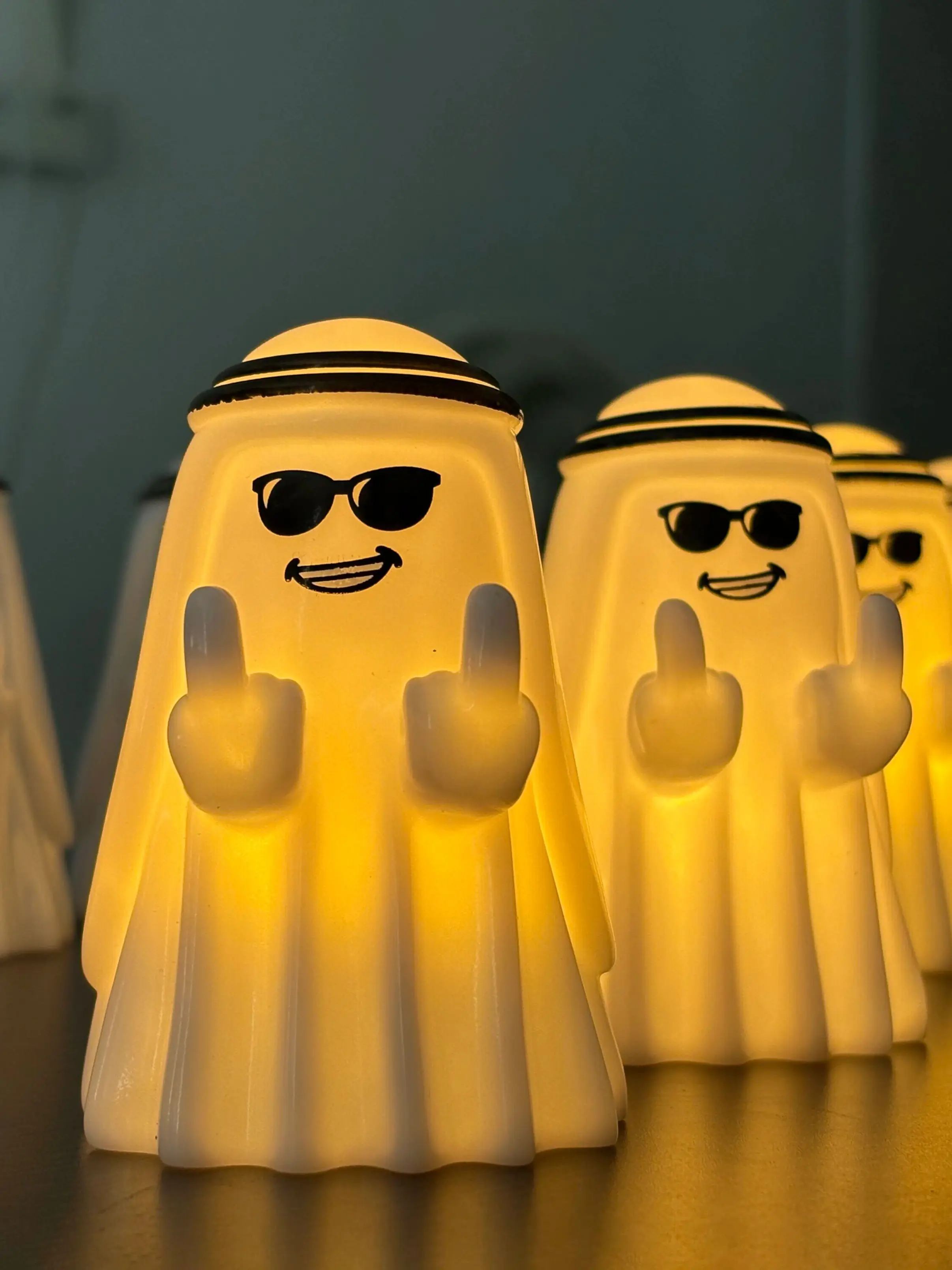 Statue fantôme mignonne avec doigt du milieu, petite Figurine fantôme effrayant, décorations d'halloween pour la maison, cadeau amusant pour amis