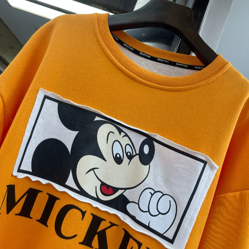 Bluza polarowa z nadrukiem liter i kreskówkowymi aplikacjami, luźny krój, styl Y2k, długi rękaw, okrągły dekolt, kurtka, nowy trend zima 2025.