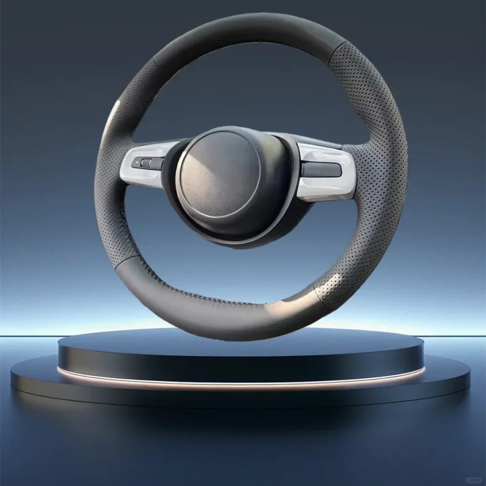 Auto-Innenraum für Honda's New 2021 Fit LIFE der vierten Generation. Handgenähter Lenkradbezug aus schwarzem Mikrofaserleder