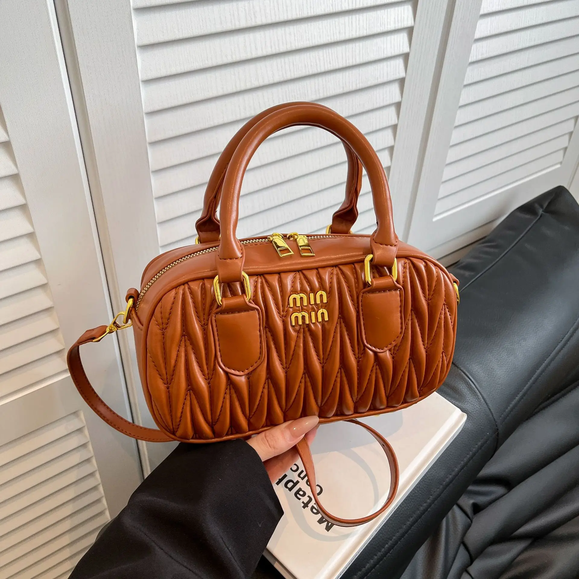 

New Fashionable Versatile Crossbody Bag | Retro Light Luxury Design Handbag, Stylish & Advanced Commuting Bag for Women