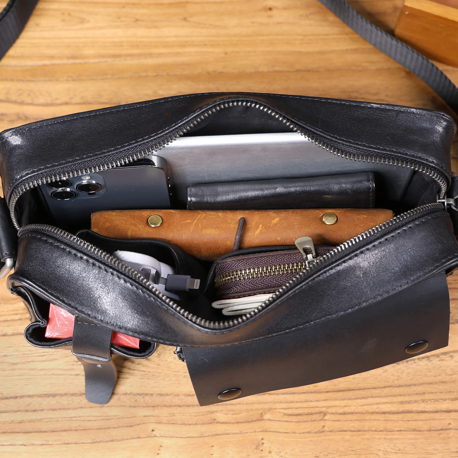 Oberschicht aus pflanzlich gegerbtem Echtleder, Herren-Umhängetasche, Crossbody-Tasche, lässiger, modischer, minimalistischer Stil – Detail 18
