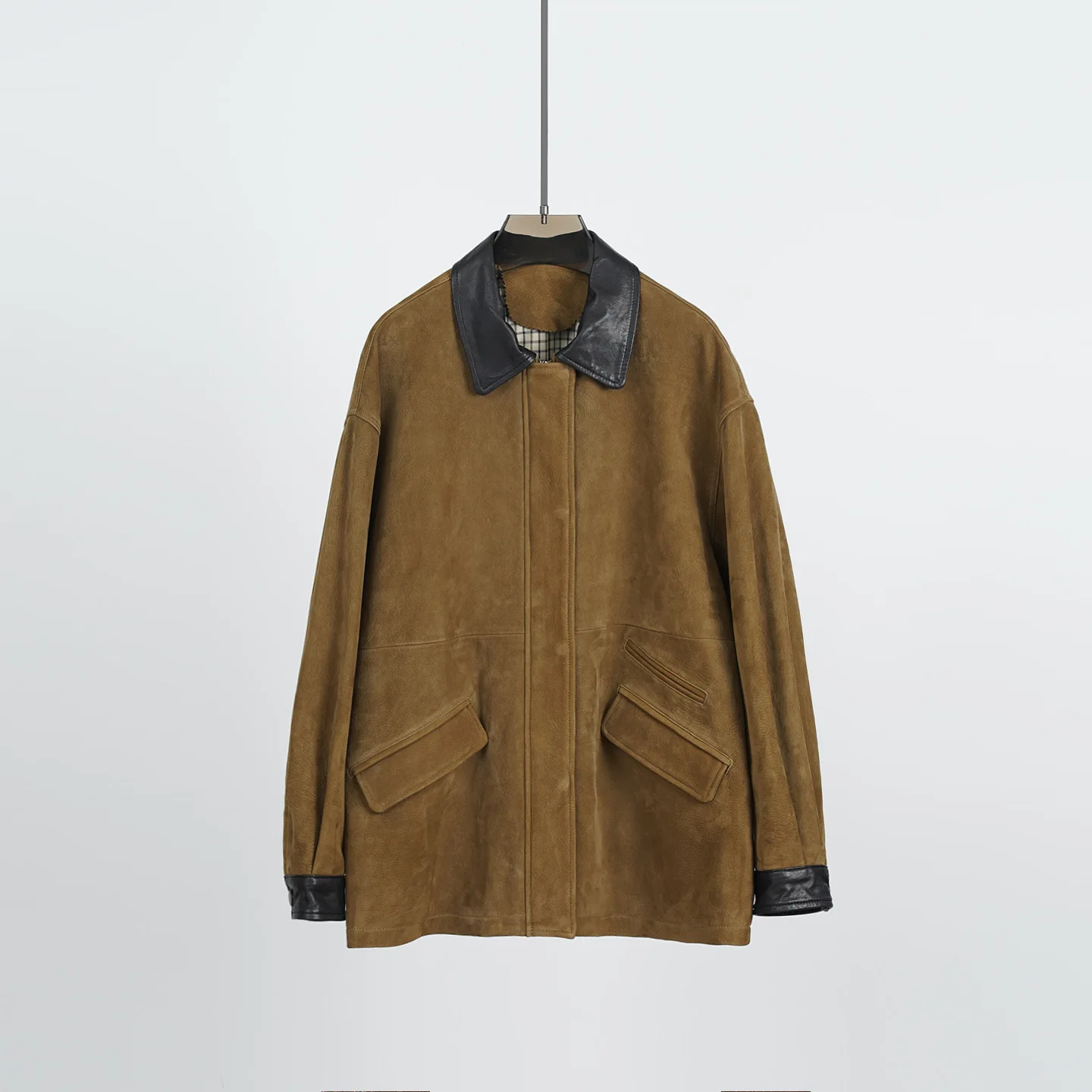 Damska kurtka średniej długości o luźnym kroju z kołnierzem w bloki kolorów z owczej skóry shearling.