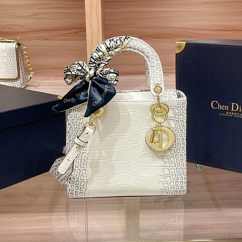 

Новинка весны и лета 2025 года, модная сумка принцессы Дианы, маленькая квадратная сумка, сумка через плечо на одно плечо в иностранном стиле