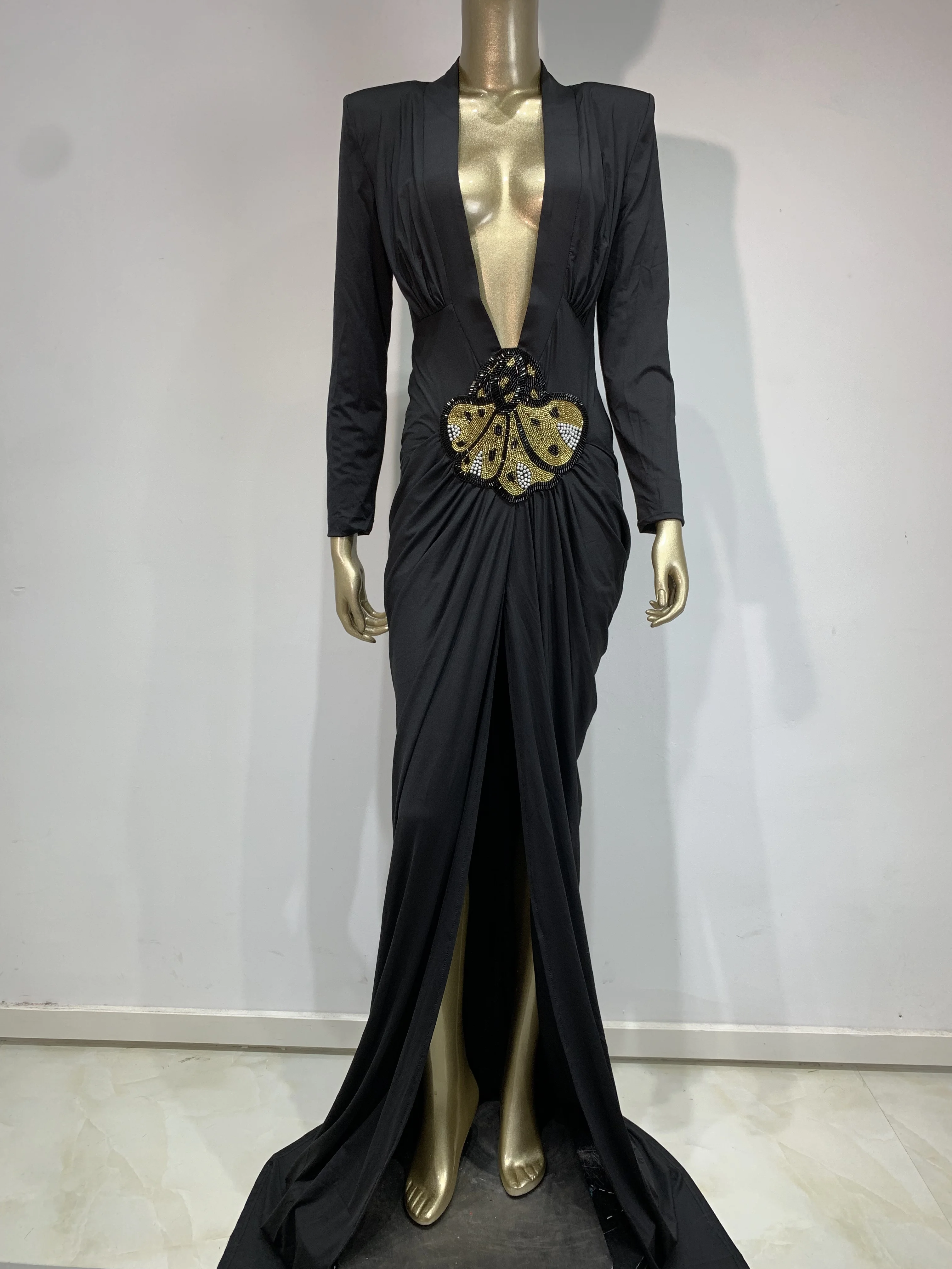 Femmes de luxe noir à manches longues col en V profond diamants papillon Maxi longue célébrité robe de soirée pour les dames de 50-60 ans