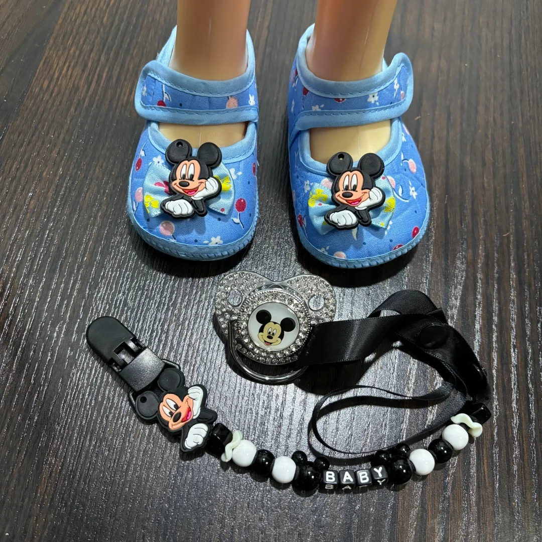 

Очаровательный подарочный набор для новорожденных: пустышка, цепочка для пустышки и мягкие пинетки – удобные предметы первой необходимости для ежедневного использования и подарки для кормления новорожденных.