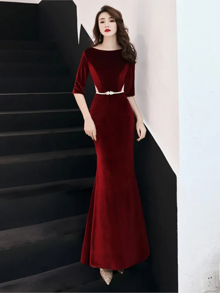 Um vestido de noiva vermelho para o banquete da Vovó e Velvet Mom com rabo de peixe
