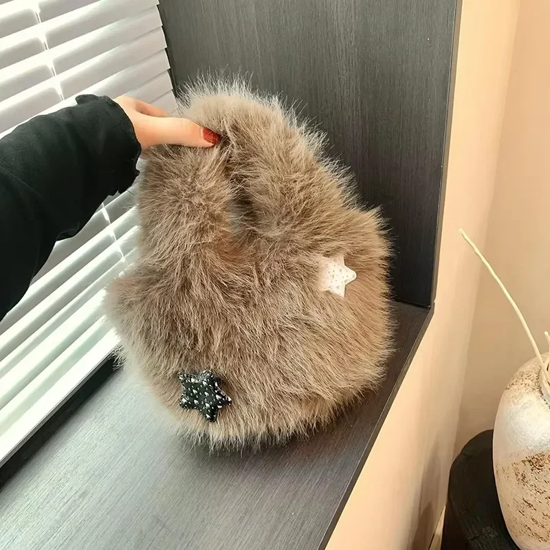 

Милые плюшевые компактные сумки на плечо и через плечо, дизайнерский стиль, свежие супер крутые сумки для женщин, мода 2025, зимняя мода, хит продаж