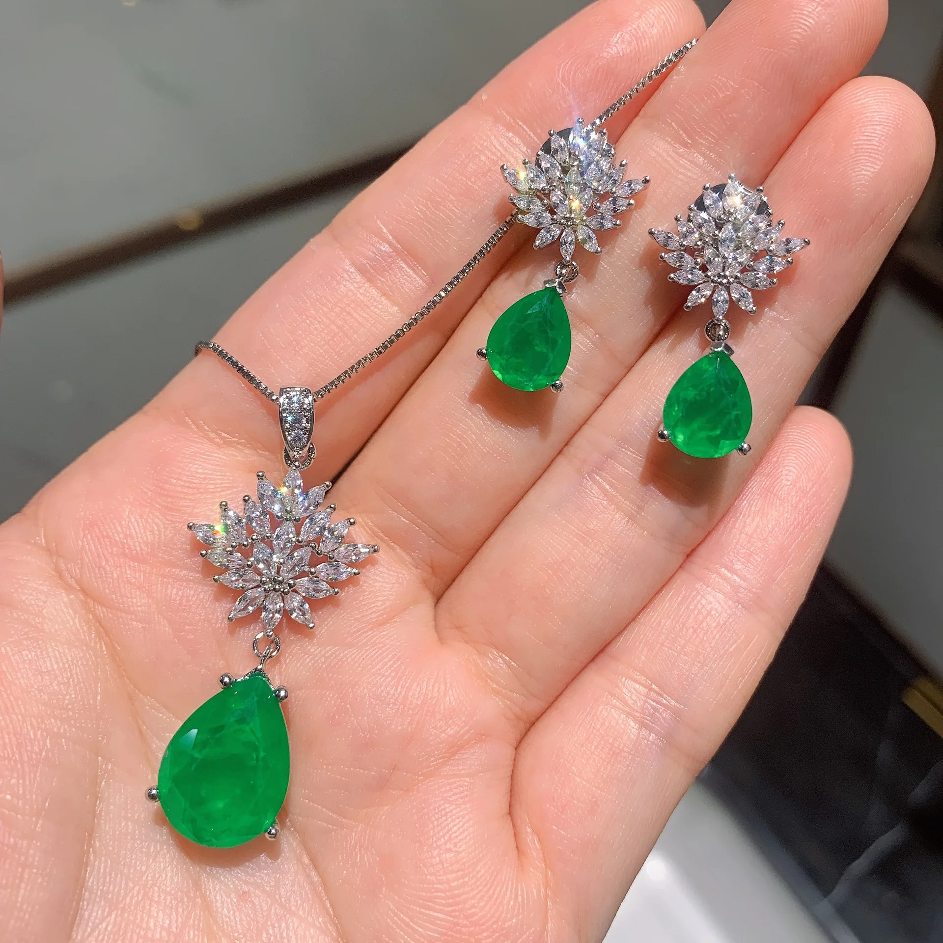 

Retro S925 Sterling Silver Emerald Gemstone Drop Crystal Pendant Earrings 2024 Trend Necklace Jewelry for Women Cocktail Gif