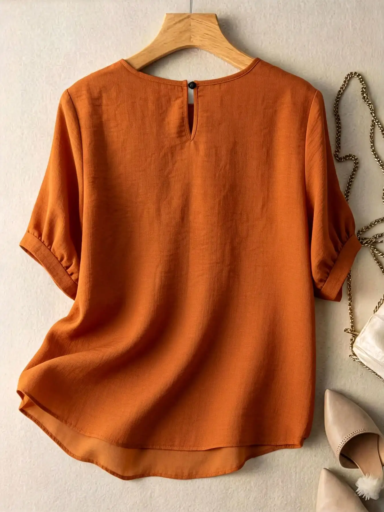 

Женская блузка свободного кроя с пышными рукавами и вышивкой цвета охры