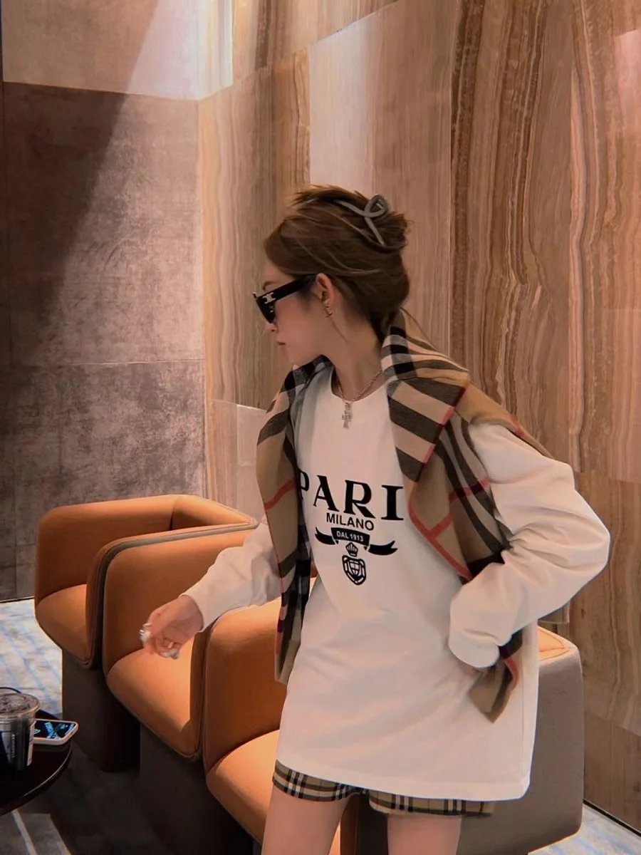 편안한 긴팔 라운드넥 티셔츠 플로킹 레터 로고 프린트 디자인 슬림핏 베이스 레이어 캐주얼 루즈핏 코튼 블렌드