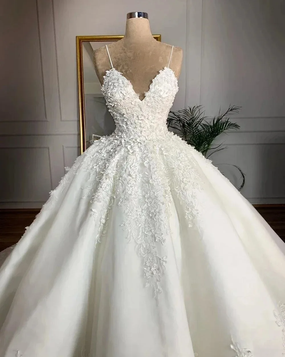 Customized 2026 Lace Wedding Dresses  Sexy Spaghetti Strap Bridal Gowns Lace Up Plus Size Wedding Dresses  Vestido de novia