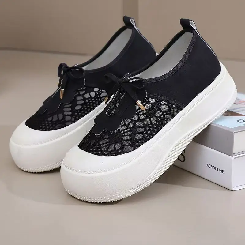 أحذية رياضية كاجوال نسائية صيفية جديدة شبكية نعل سميك غير قابلة للانزلاق قابلة للتنفس سهلة الارتداء خفيفة الوزن بمقدمة مستديرة أحذية خبز أحذية لوحية