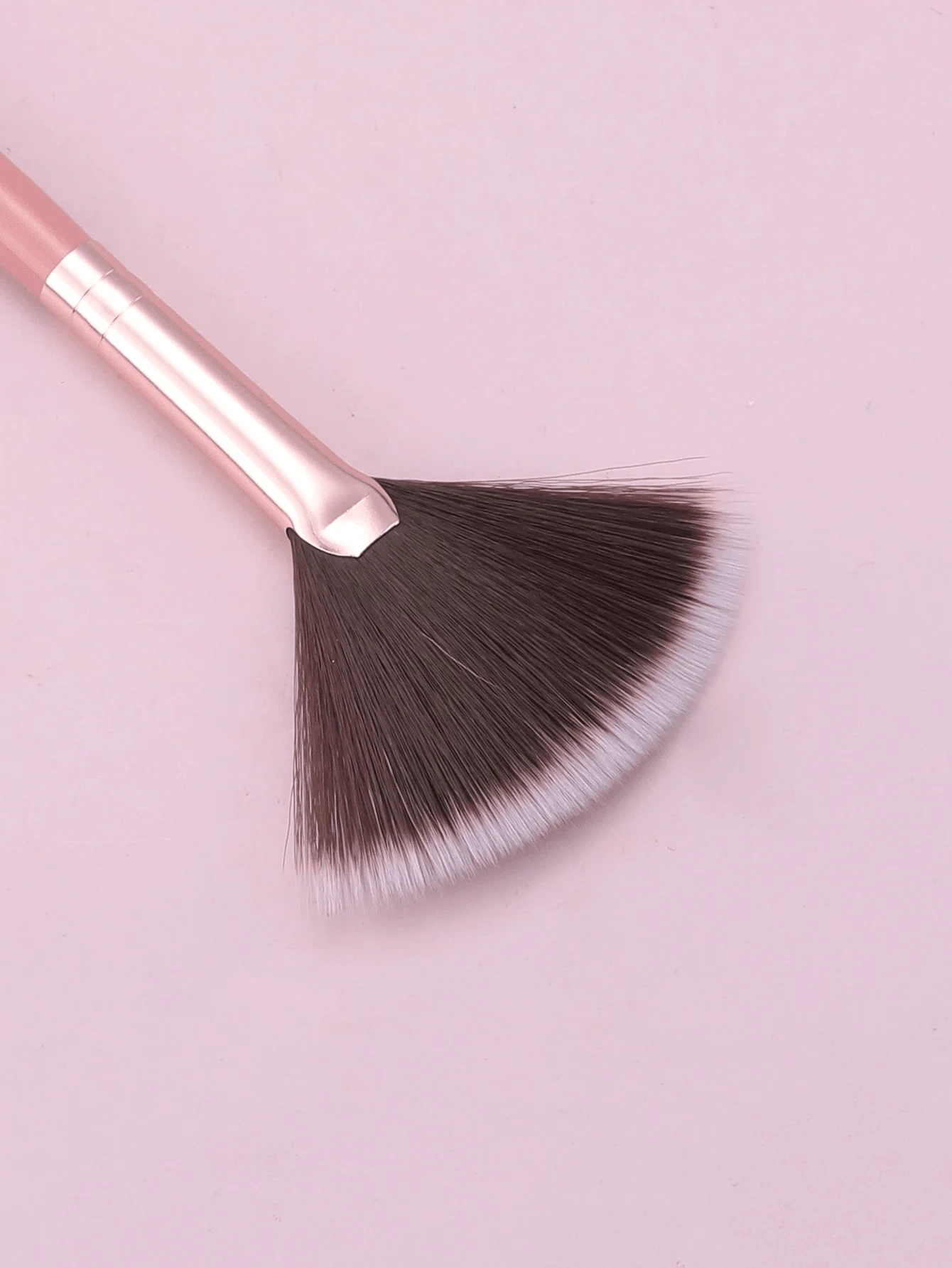 1 RANCAI Fan Brush, for Highlighting and Blending | Soft Synthetic Fan-Shaped Bristles, Suitable for Powder and Liquid Products