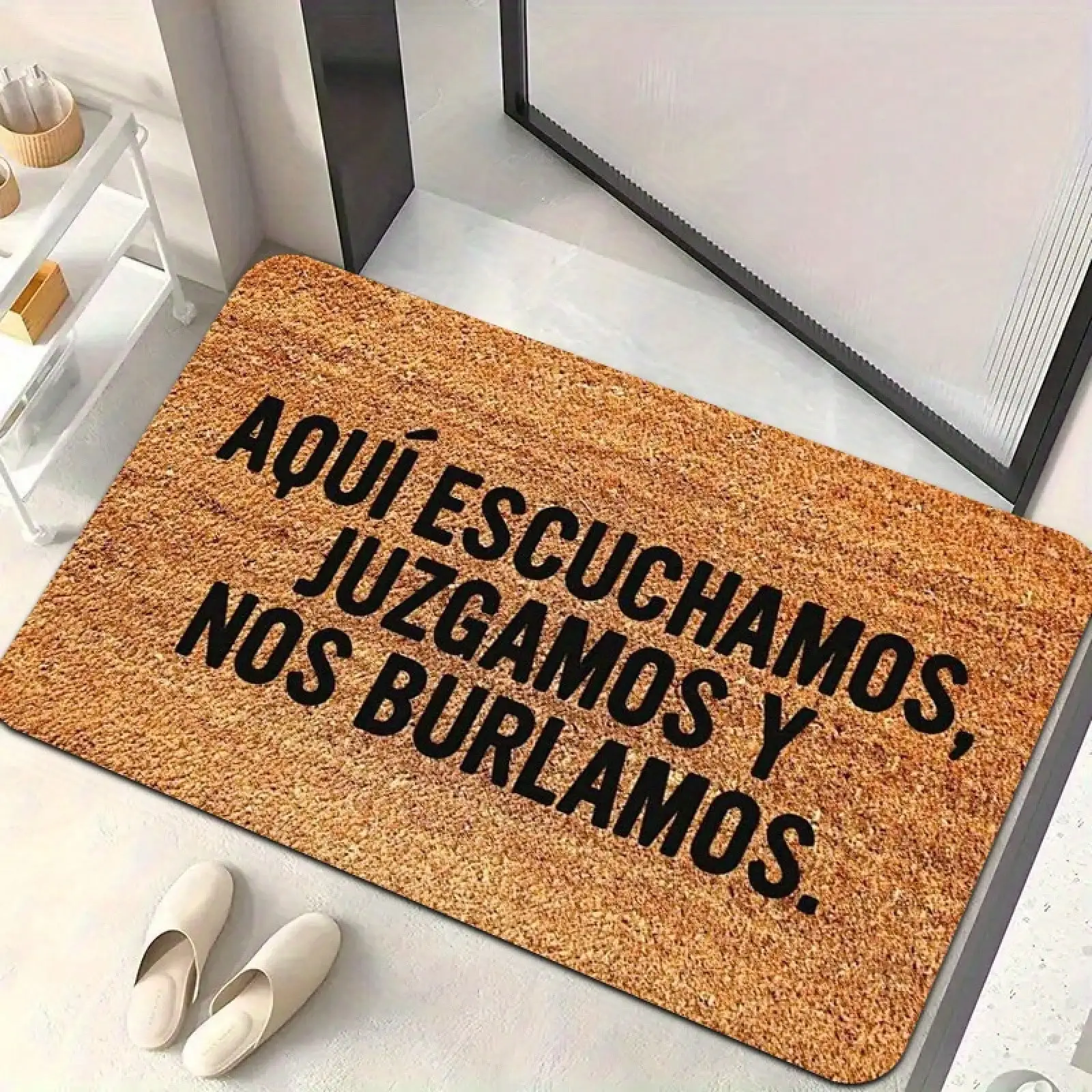 1 Piece Fun Doormat With Spanish Saying We Listen, We Judge, We Laugh - Non-Slip Indoor/Outdoor Mat In Bright Orange/Vintage Newspaper Texture - Machine Washable Floor Mat For Halloween And Christmas Decorations