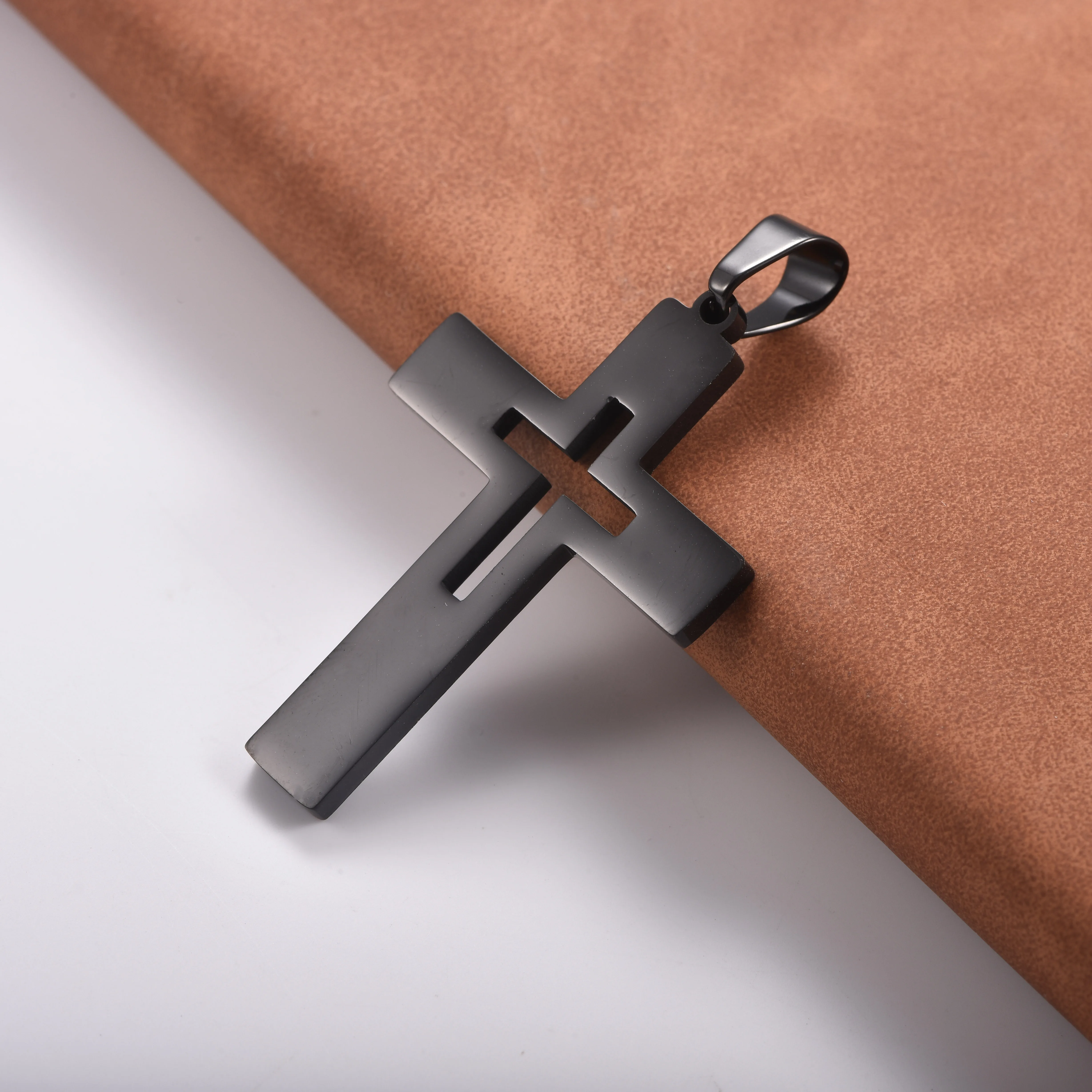 Halskette mit Hohlkreuz-Anhänger aus Edelstahl in Gold, Silber und Schwarz, minimalistischer religiöser Schmuck, Geschenk – Detail 1