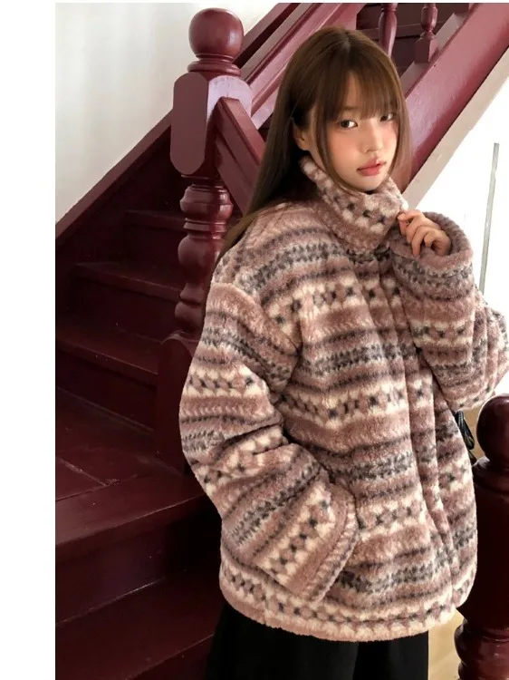 เสื้อโค้ทผ้ากำมะหยี่เนื้อนุ่มสำหรับผู้หญิง สไตล์หลวมสบาย ดีไซน์ทันสมัย ช่วยลดอายุ ให้ความอบอุ่นในฤดูหนาว แขนยาว