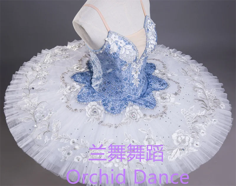 Dobrze wykonane, wysokiej jakości, profesjonalne, szyte na miarę, klasyczne kostiumy baletowe tutu dla dorosłych dziewcząt w kolorze liliowym z ptakiem.