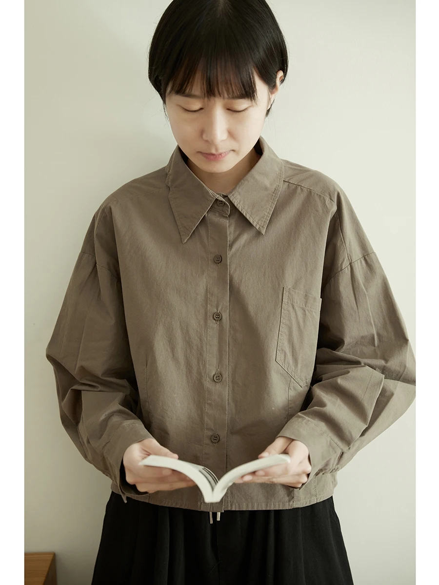 

Весна 2023. Женская ор. Хлопок, свободный крой, отложной воротник, подчеркивающая высокую талию. Эффективное удлинение ног.