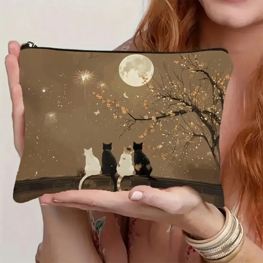 

Косметичка с принтом Kitten Moon Appreciation – для любительниц кошек, подходит для хранения косметики и предметов первой необходимости в путешествиях