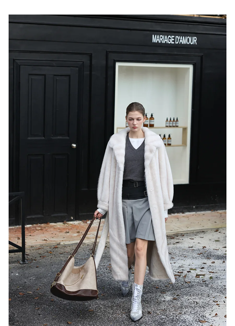 

Эта длинная белая шуба из меха норки утеплена, элегантна и стройнящая. У него есть воротник-стойка на шнуровке и он изготовлен из экологически чистого меха.