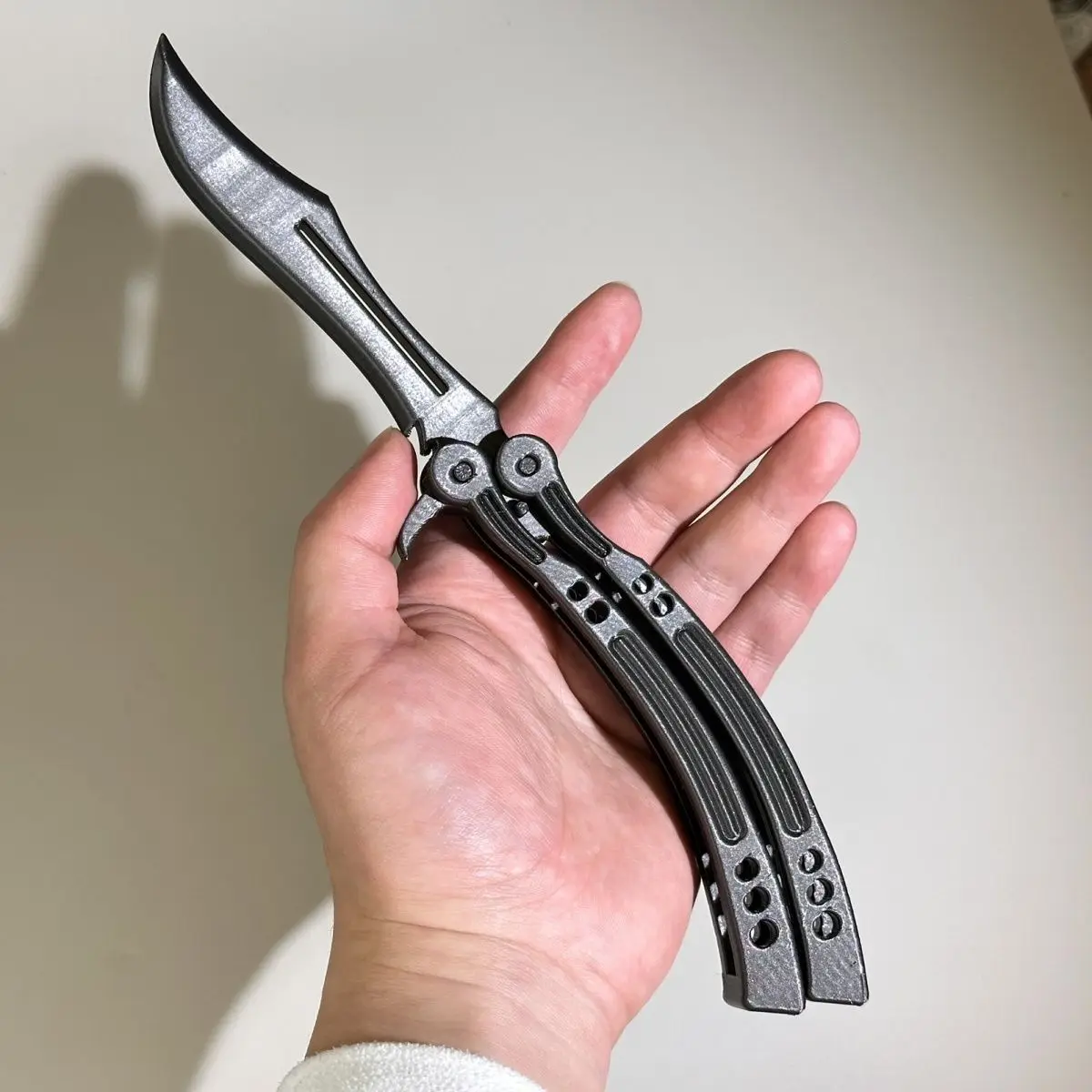 

Flippable Bladeless Butterfly Knife Safe Game Peripherals Cool Stylish EDC Toy for Men，Cool Portable Toy