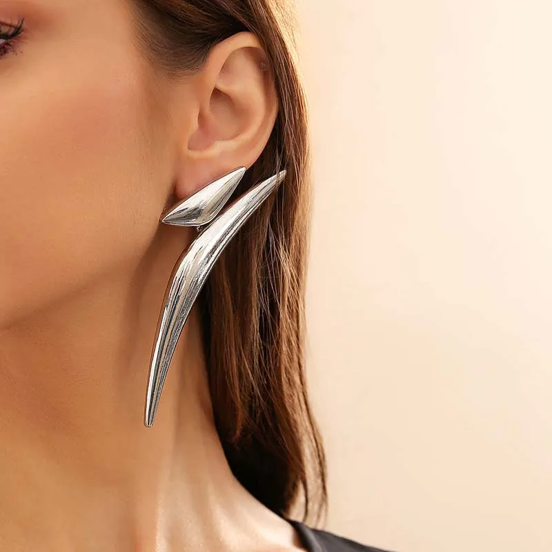 Pendientes triangulares de Metal exagerados para mujer, moda de Color plateado, pendiente puntiagudo curvado geométrico, accesorios de joyería para fiesta