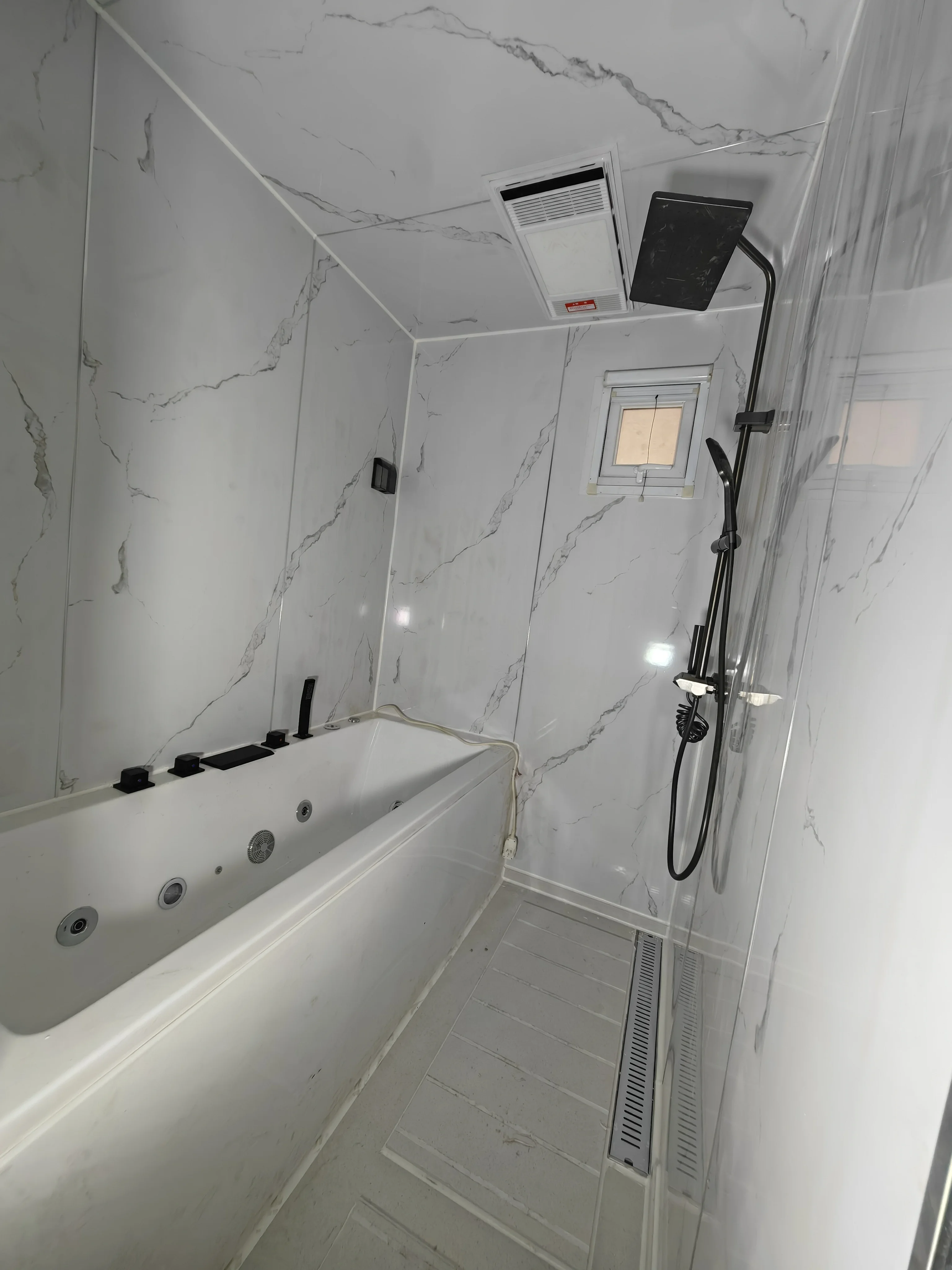 منزل صغير قابل للتوسيع بطول 20 قدمًا/20 قدم على عجلات مقطورة منزلق جاهز للشحن إلى المنزل وغرفة نوم متنقلة جاهزة