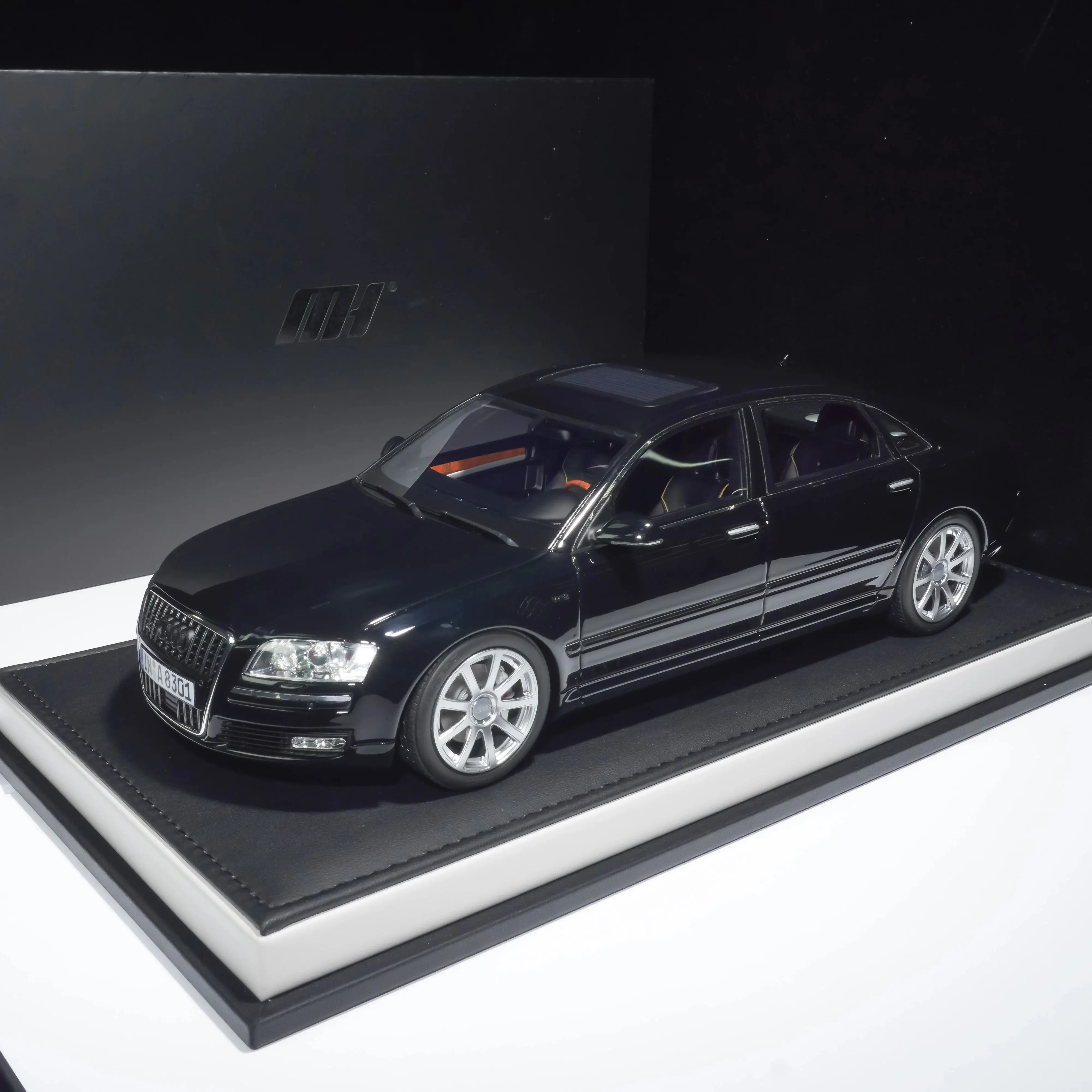 

MOTORHELIX 1/18 Audi A8 W12 2008, герметичный материал из смолы, модель автомобиля, статический дисплей, ограниченный по 299 единиц для коллекции