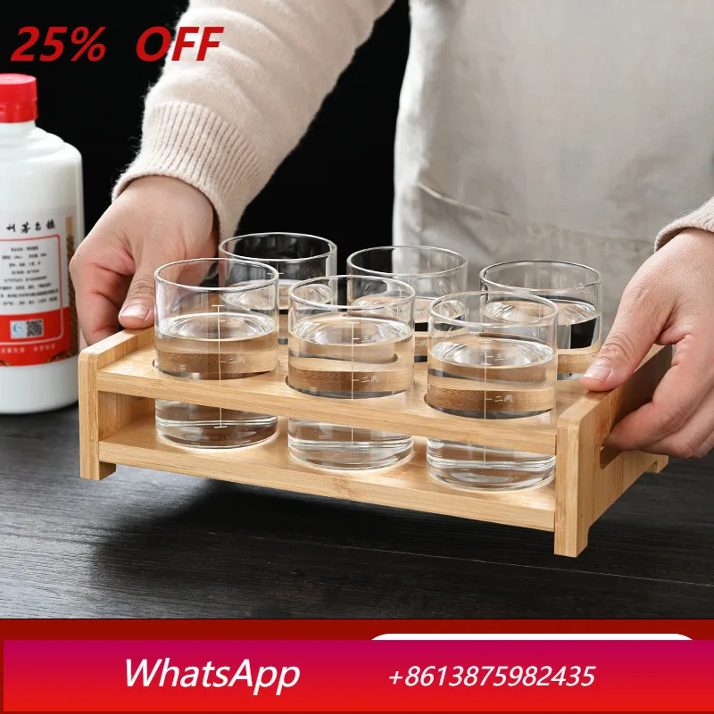 

Набор из двух белых винных бокалов с градуировкой и большим стеклянным графином для вина, для домашнего использования.