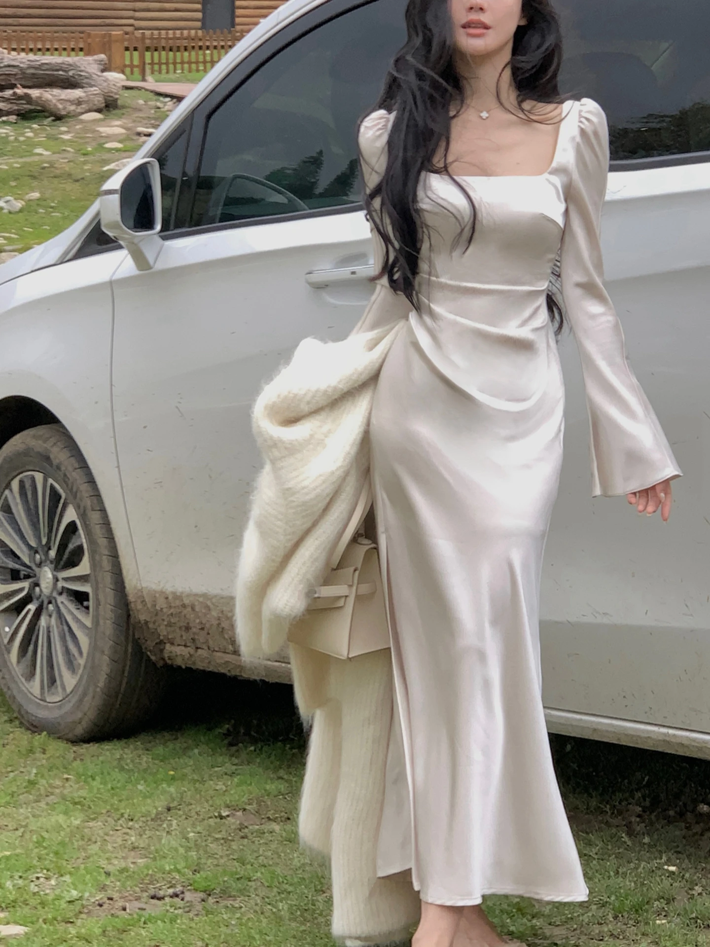 Abito rustico Sensibili Ele lungo Sve in materiale satinato beige con campana e spacco Vita alta A-Line Silhouette La...