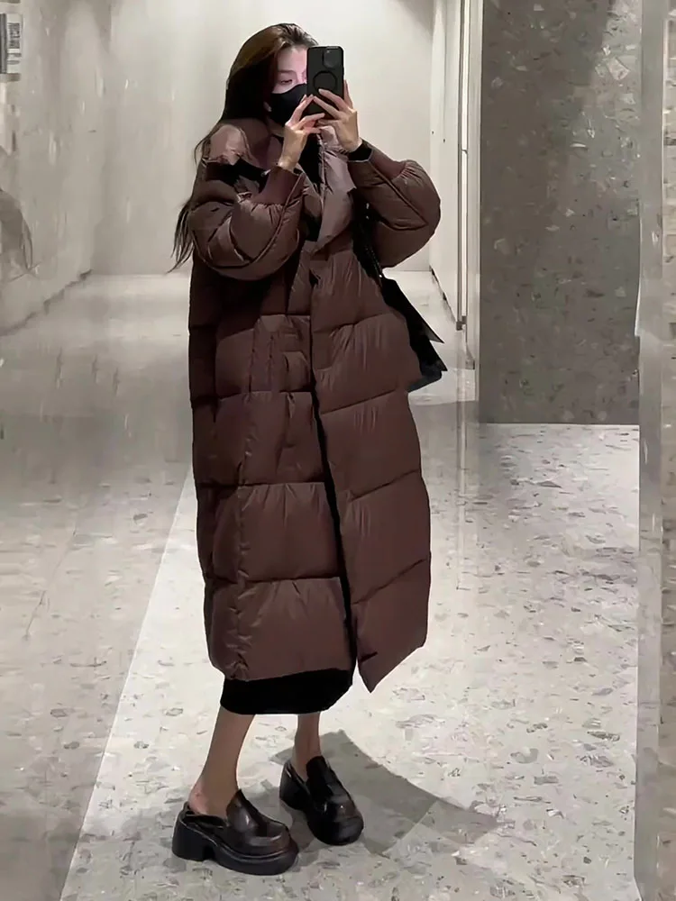 Modna, uniwersalna, ocieplana kurtka puchowa z dużym kołnierzem, biała, damska, idealna do dojazdów do pracy, trend 2024.