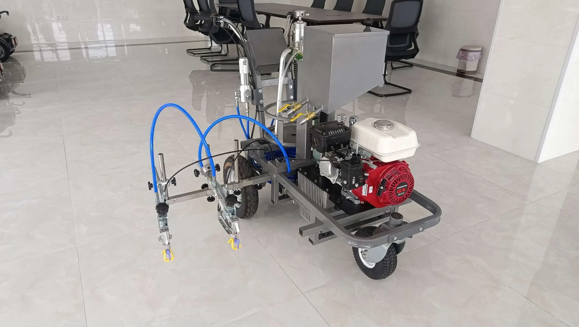 Nuova macchina automatica per la marcatura stradale fredda con supporto per perline sciolte in vetro con pompa e motore per una efficiente marcatura di linee di verniciatura
