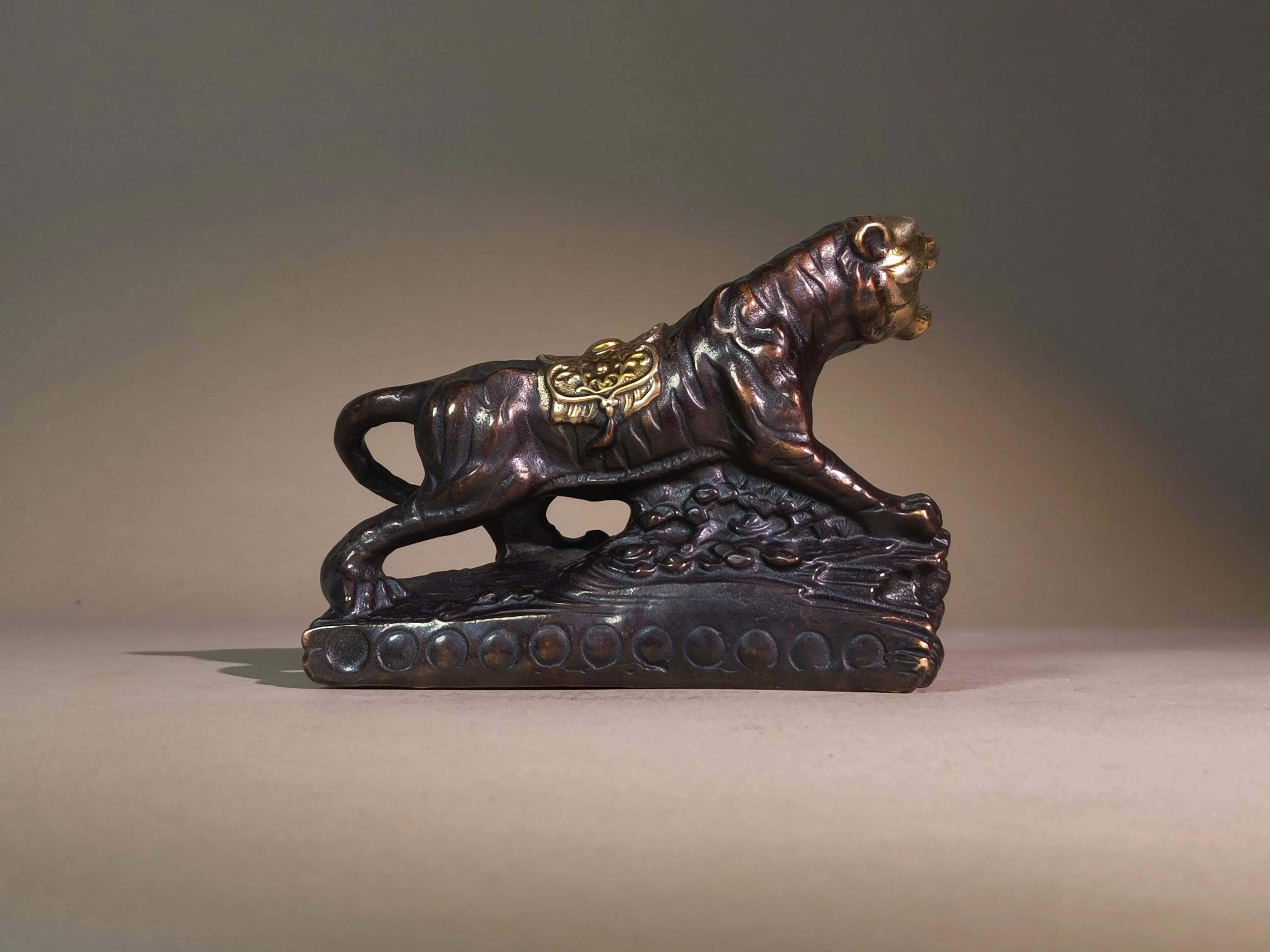 Bronze Ornament of a Large Tiger, Roaring Tiger Bringing Wealth, Home & Office Decoration, Antique Collectible, Gift-Giving Item