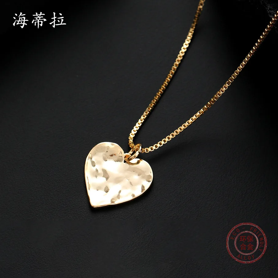 Hot-selling gold love pleated small pendant, fashionable small clear ins women's versatile environmentally friendly alloy neckla