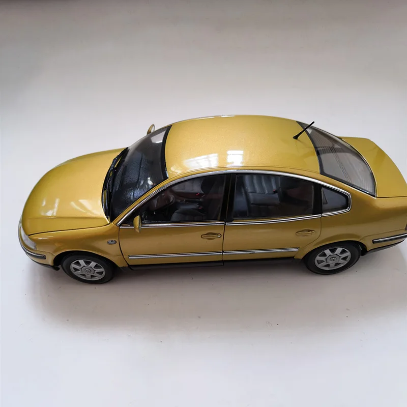 Original Diecast Alloy 1:24 Scale B5 PASSAT Car Model Yellow Purple For Adult Classic Collection Display Souvenir Ornament