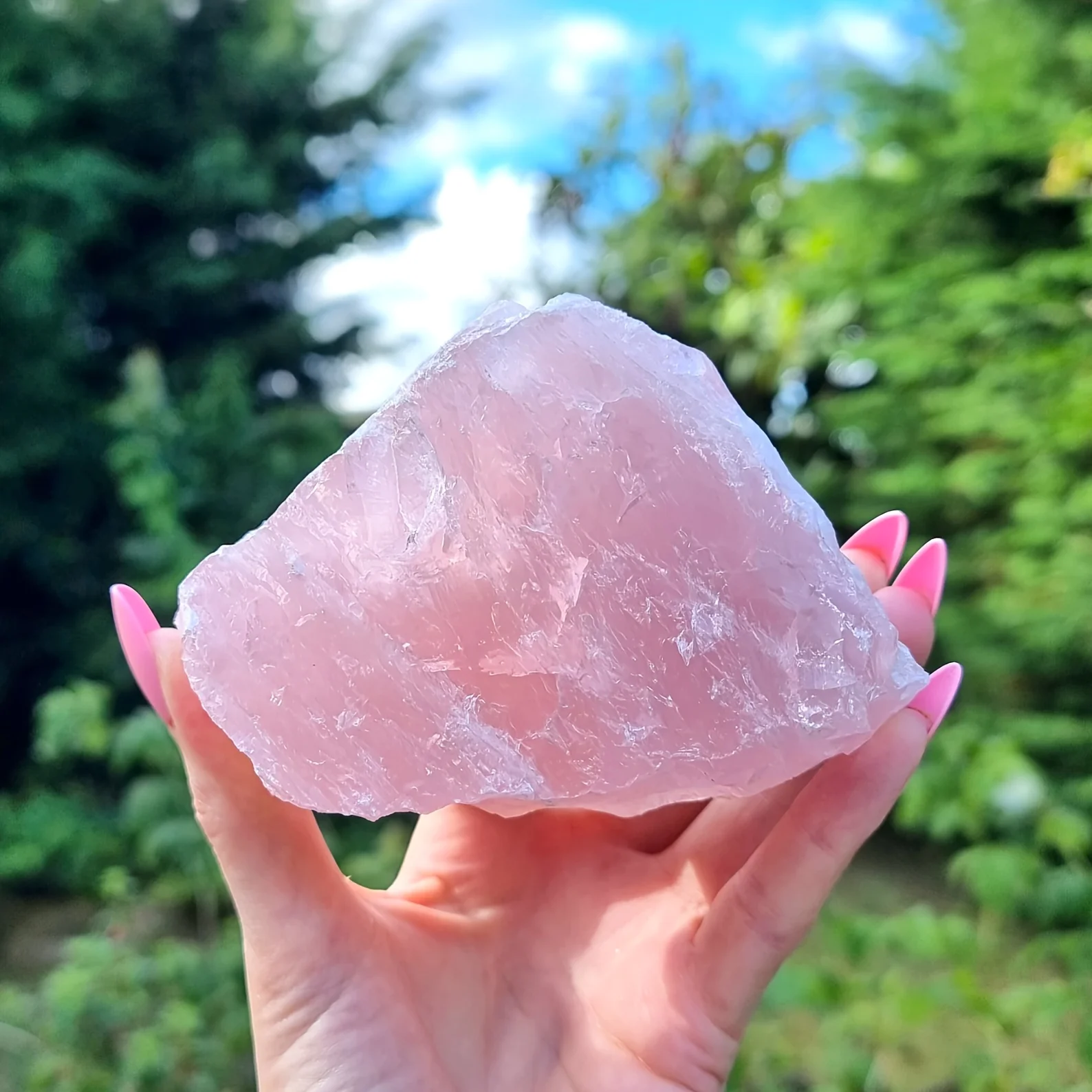 Quartzo rosa grande e não lapidado, um pedaço considerável de quartzo rosa, um cristal do tamanho de uma palma da mão — seria o presente perfeito.