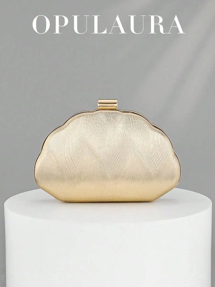 

Элегантная сумка-клатч в форме ракушки с текстурированной отделкой, золотистой металлической фурнитурой, аксессуар для вечернего образа.