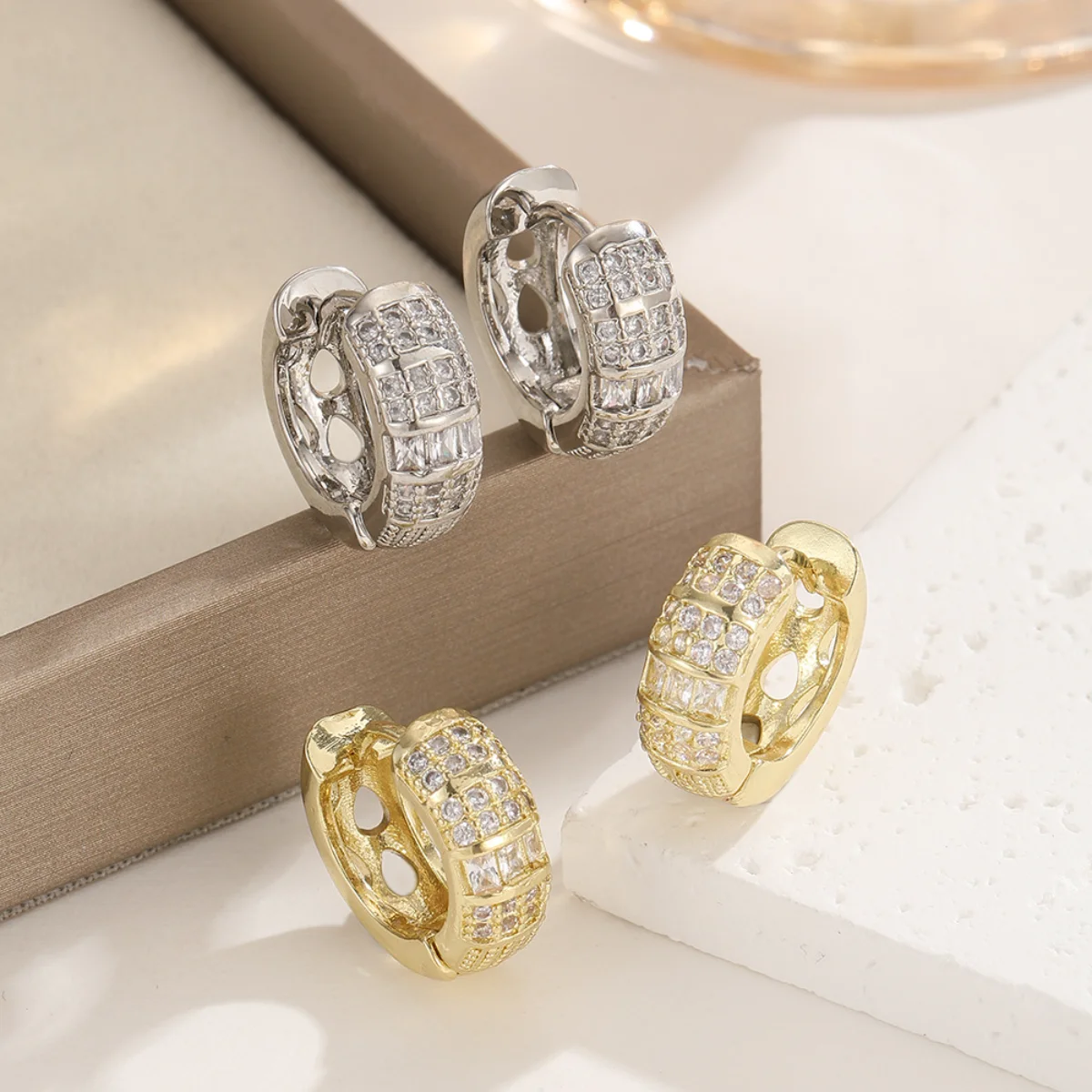 Pendientes de diamantes de alta gama para mujer, que transmiten una sensación de lujo y versatilidad, convirtiéndolos en un accesorio de joyería a la moda para el día a día o para fiestas. Son un regalo exquisito para mujeres.