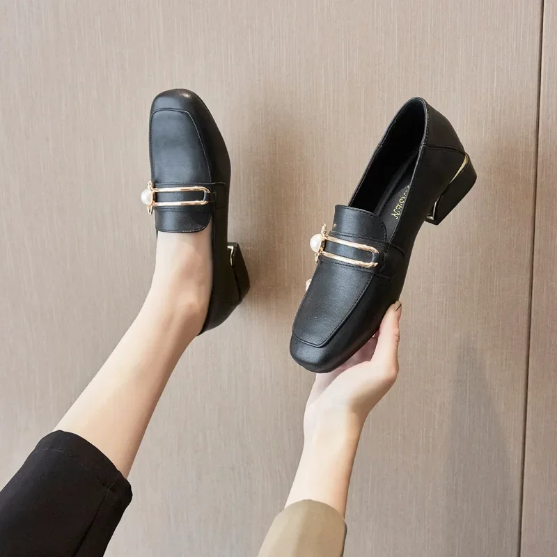 

Женская кожаная повседневная обувь на каблуке, модная обувь на высоком каблуке с жемчугом, красивые лоферы без шнуровки для девочек