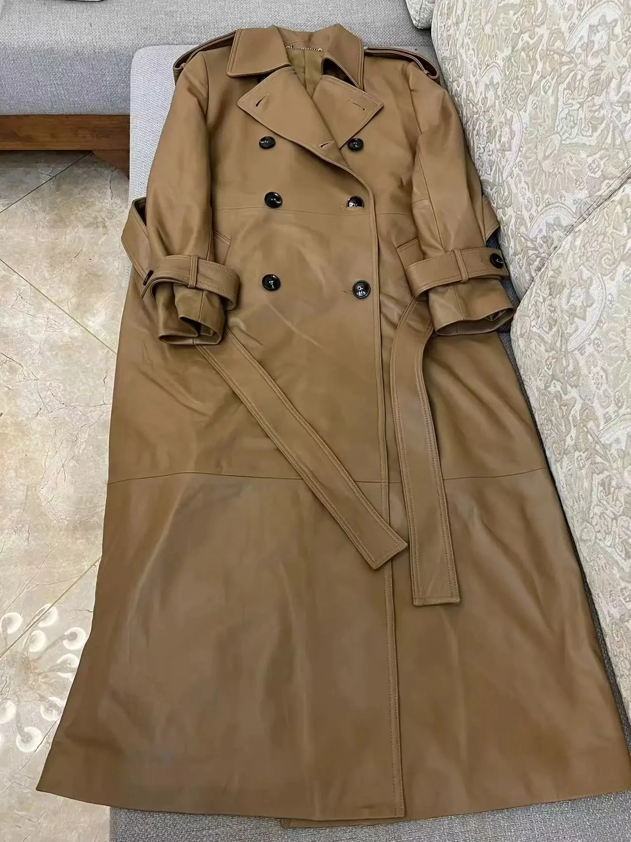 Cappotto in Vera Pelle di Pecora per Donna 2026, Giacca Invernale con Collo a Risvolto, Doppio Petto e Cintura in Vita, Lunghezza Media-Lunga