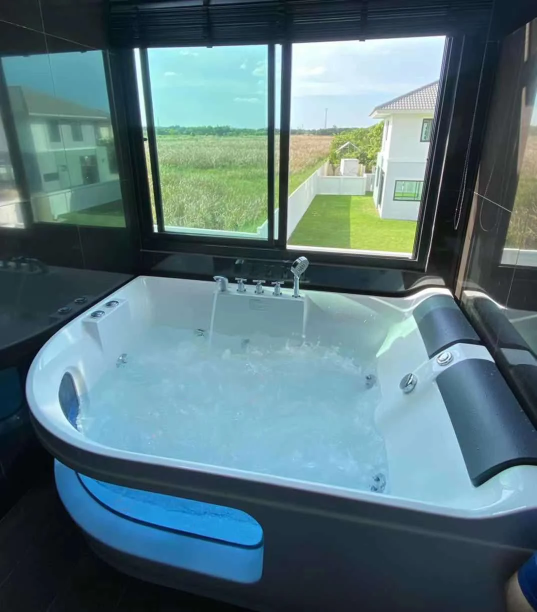 Modern Spa Jacuzzi Corner Black Tub Custom Matte Black Whirlpool Tub Best View Light Therapy Hot Tub 2 Persons Spa Bathtubs
