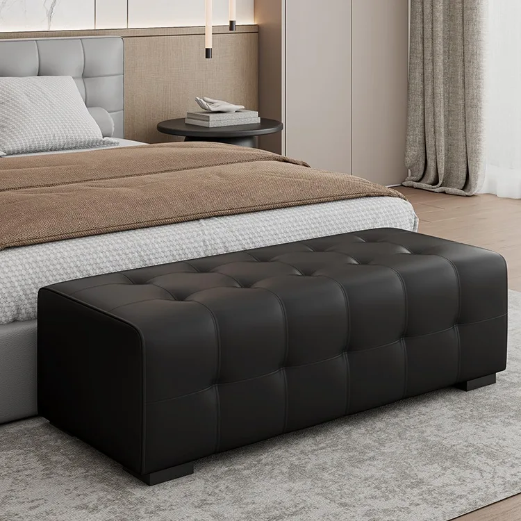 مقعد تغيير الأحذية الجلدية الإيطالية البسيطة بجانب السرير ومرحاض ومتجر الملابس وغرفة المعيشة المصممة