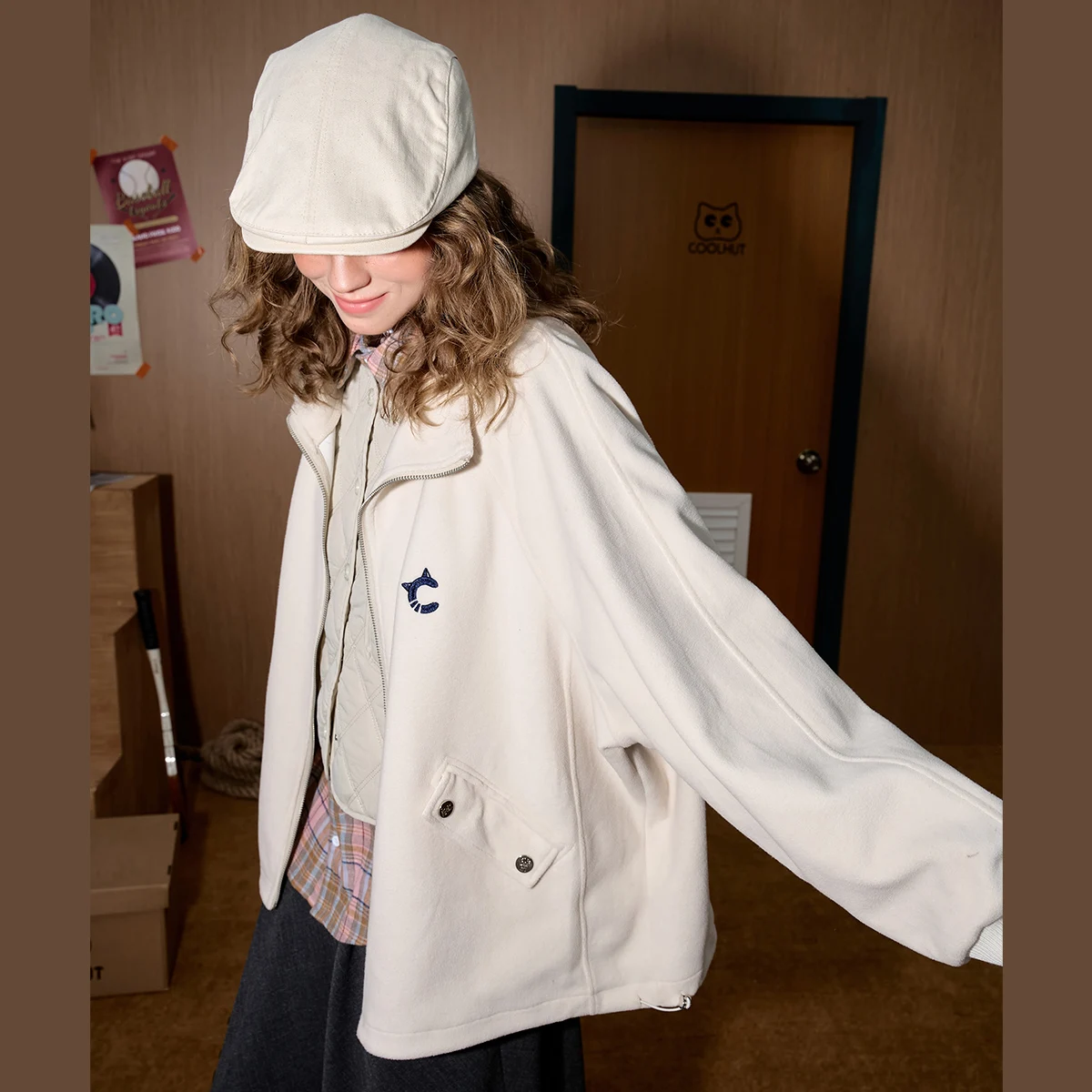 سترة نسائية ربيعية مطرزة لعام 2025 سترة أمريكية عتيقة مفتوحة من الأمام من القطيفة تيدي من الصوف سترة مريحة كبيرة الحجم