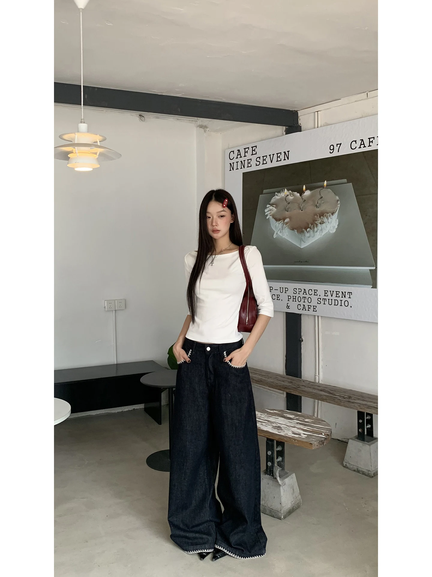 กางเกงยีนส์สีน้ำเงินเอวสูงทรงตรงสำหรับผู้หญิง รุ่นใหม่ฤดูใบไม้ร่วง ทรงขากว้างหลวมสไตล์อเมริกันย้อนยุค กางเกงยีนส์สีน้ำเงินเข้มเอวสูงสำหรับผู้หญิง