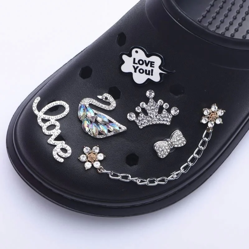 

PVC/Metal Bling Crystal Diamond White Pearl LOVE Shoes Decoration Designer Crown Butterfly Rhinestone Girl Gift Shoe Charms