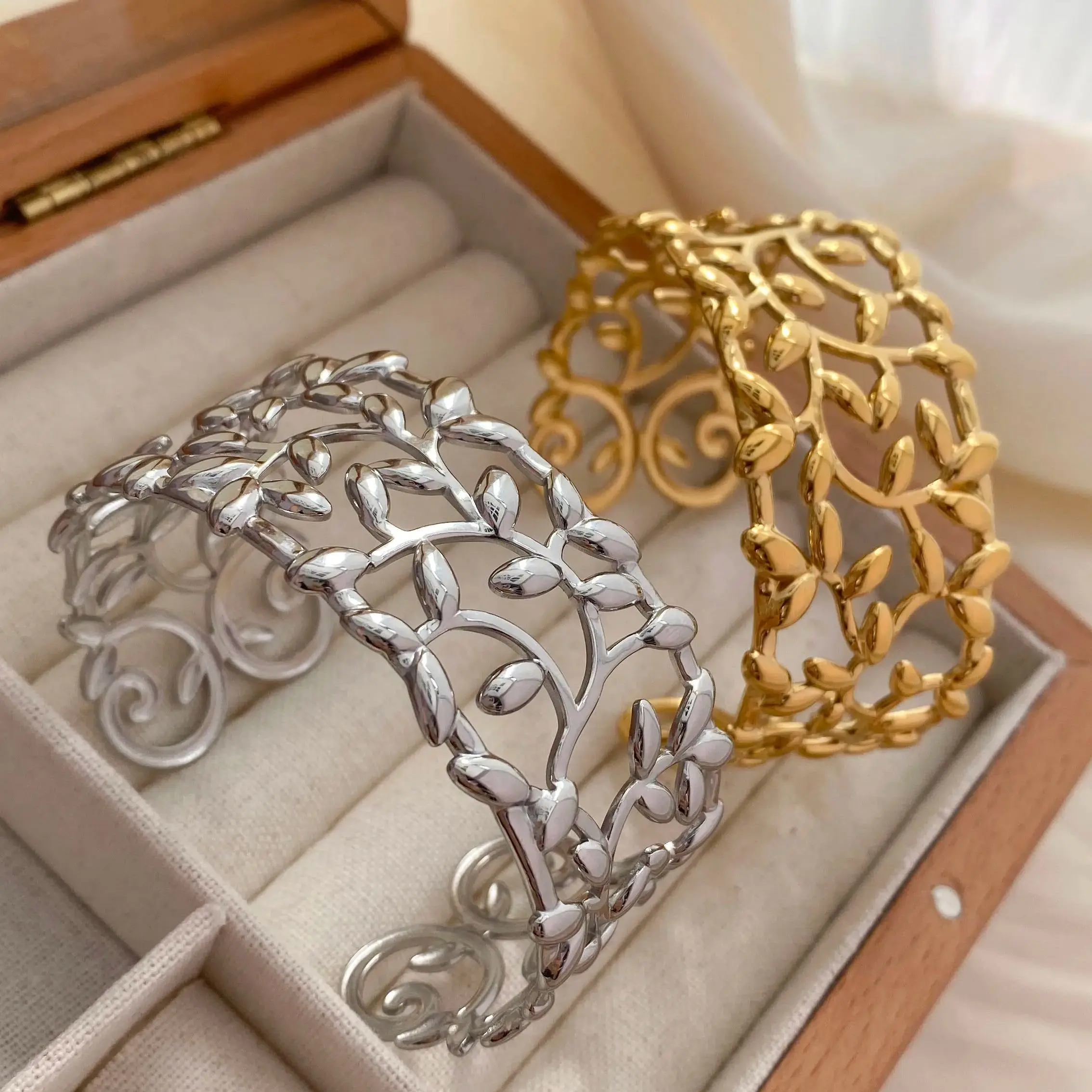 Chunky Gold Color Charm Leaf Wide Stainless Steel Open Cuff Bangles Bracelets for Women Men New Design Wrist Waterproof Jewelry